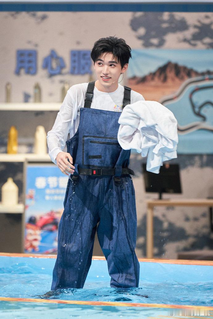 宋亚轩的宋是白送的送 王牌宗族游戏名场面！小宋对阵宋小宝直接嘴瓢惨败，腾哥立的f