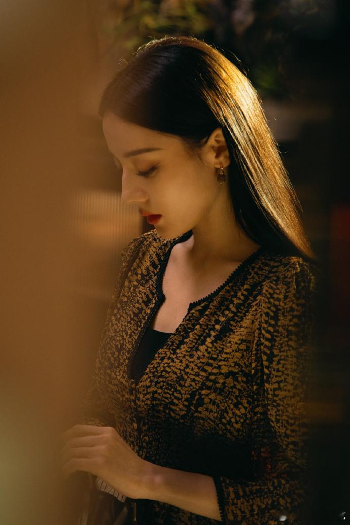 迪丽热巴的黄金侧颜迪丽热巴的黄金侧颜真的是太美了呀，咱们热巴这个颜值直接就杀死了