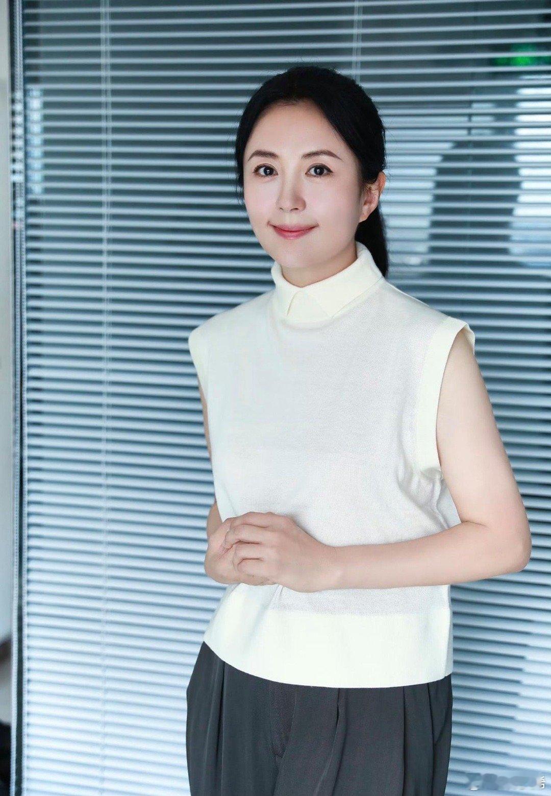 杨童舒这么多年还是很漂亮，看着让人害怕。 ​​​