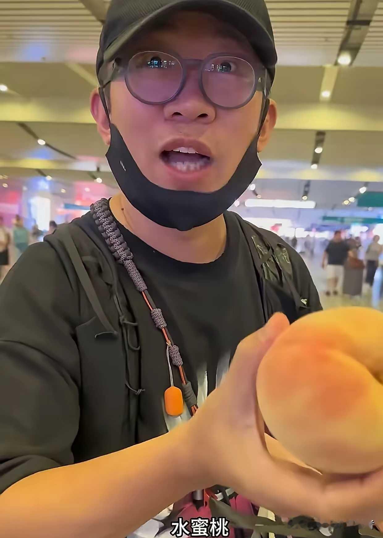 杨迪不抠门，实在是没带太多，机场遇到粉丝，他拿出一个桃子让两个人一起吃，一瓶水不