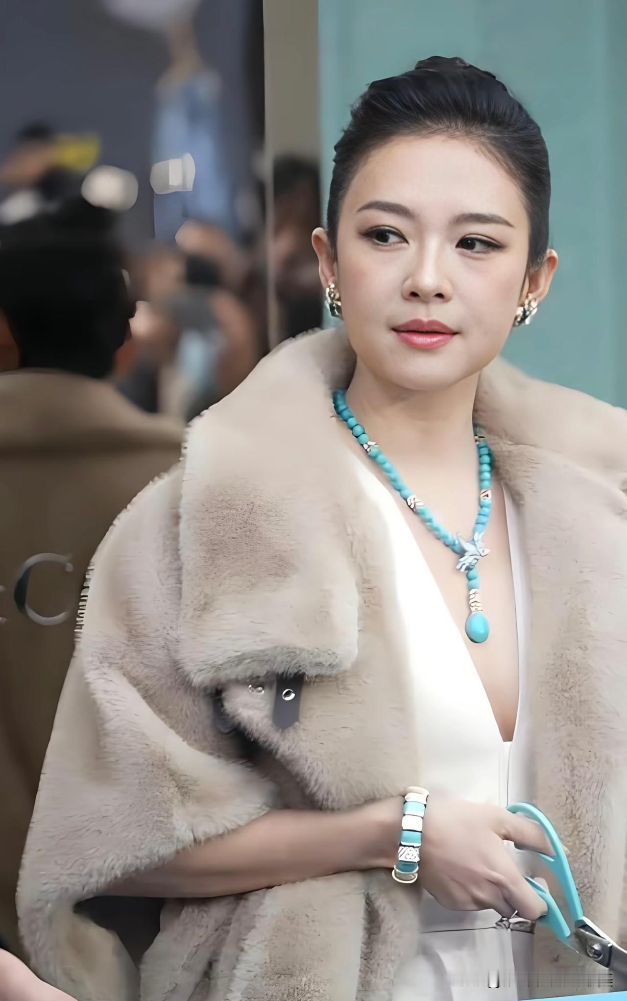 章子怡这波操作也太绝了吧！

本来以为被全网吐槽发福颜值下滑状态变差

可是