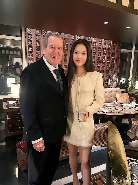王诗龄已经很难再成为顶级名媛了。原因很简单。李湘刚晒出女儿与德国前总理施罗德的单