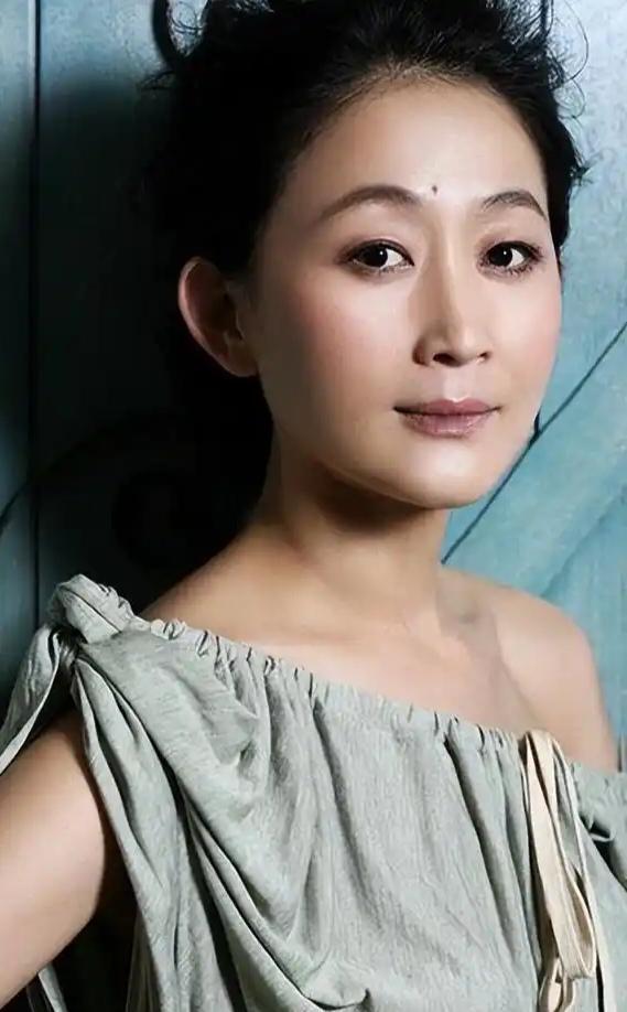 正在播出的电视剧《小城良方》里，演员陈瑾出演剧中姜妍出演的艾辰的妈妈，剧里叫米四