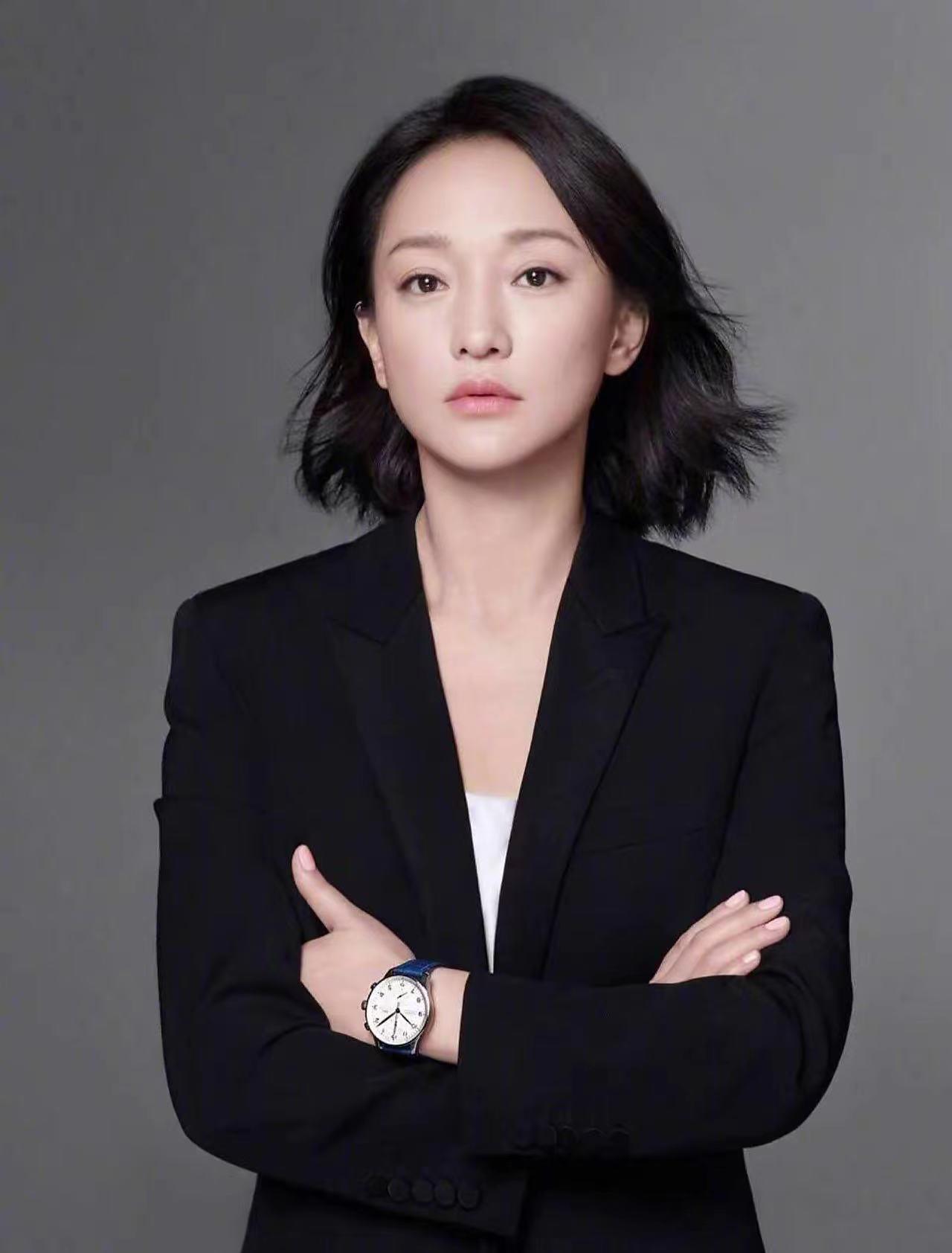 辛芷蕾威尼斯封后，周迅错失大奖。
网上说《日掛中天》开始找的是周迅，不过她把这个