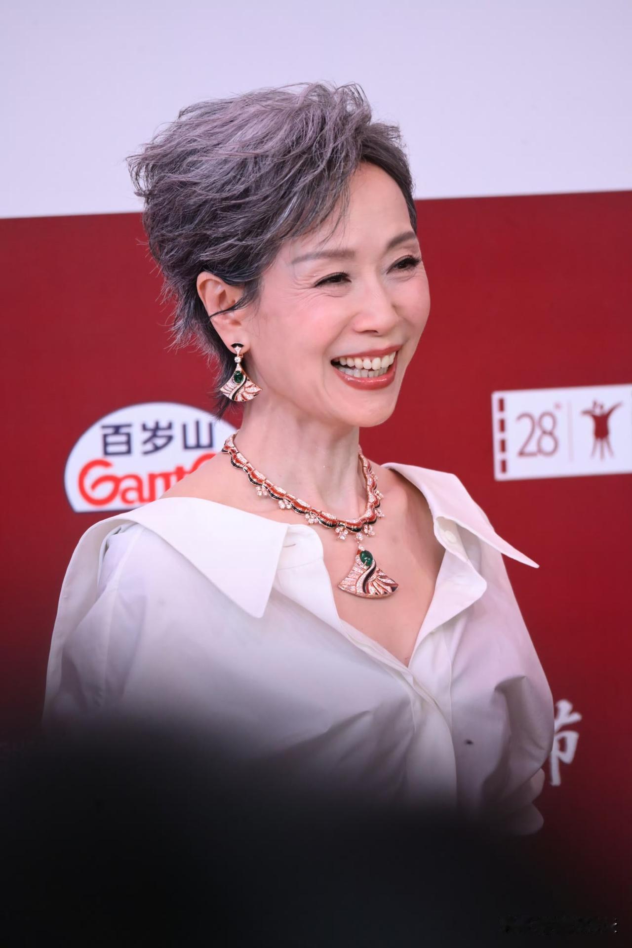 63岁叶童闪耀亮相第28届上海国际电影节开幕式