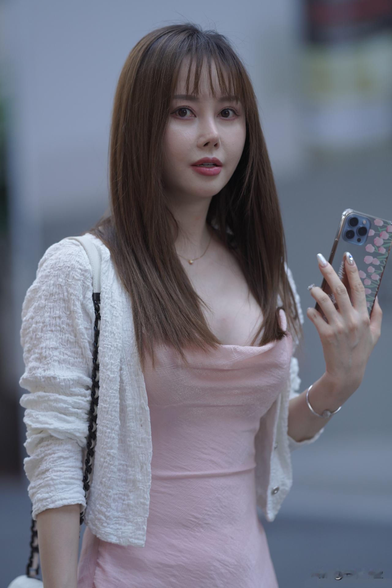 你认为最有气质的美女是谁？女人真的可以这么白嘛？白的都发光了！