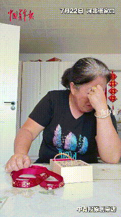 “看哭了！”26岁儿子给妈妈买了个金镯子，妈妈拆开盒子却生气的打了儿子一巴掌，随
