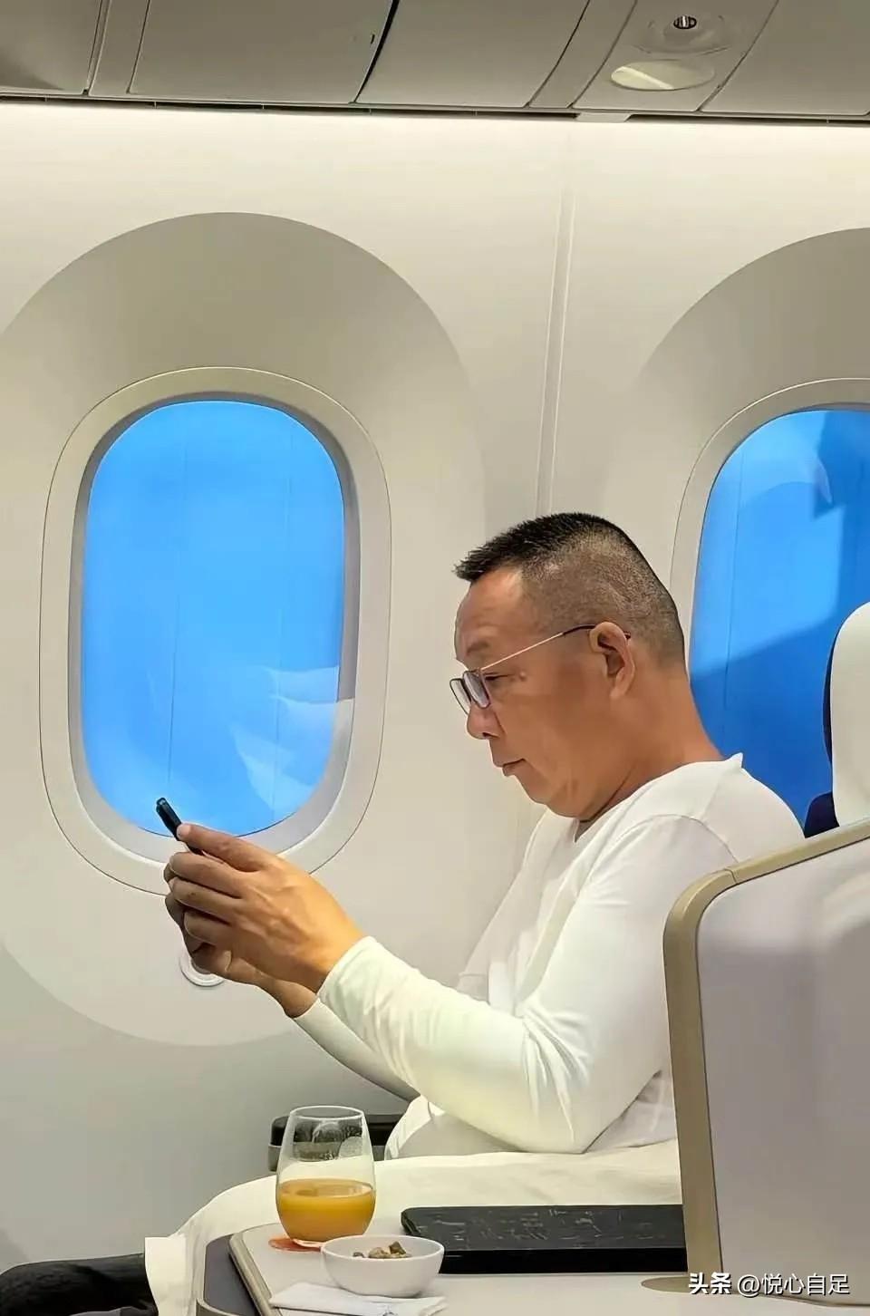 都在盯他坐没坐商务舱，我看的是另一件事。

于东来飞十几个小时去伦敦，还能安安静