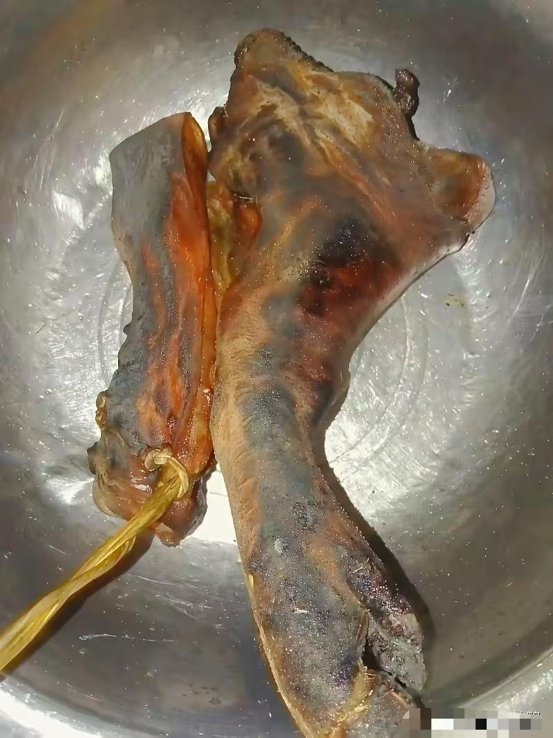 我今天回婆婆家把她刚熏好的猪蹄给炖了，差点把她给气死。这婆婆有好吃的不给孩子吃，