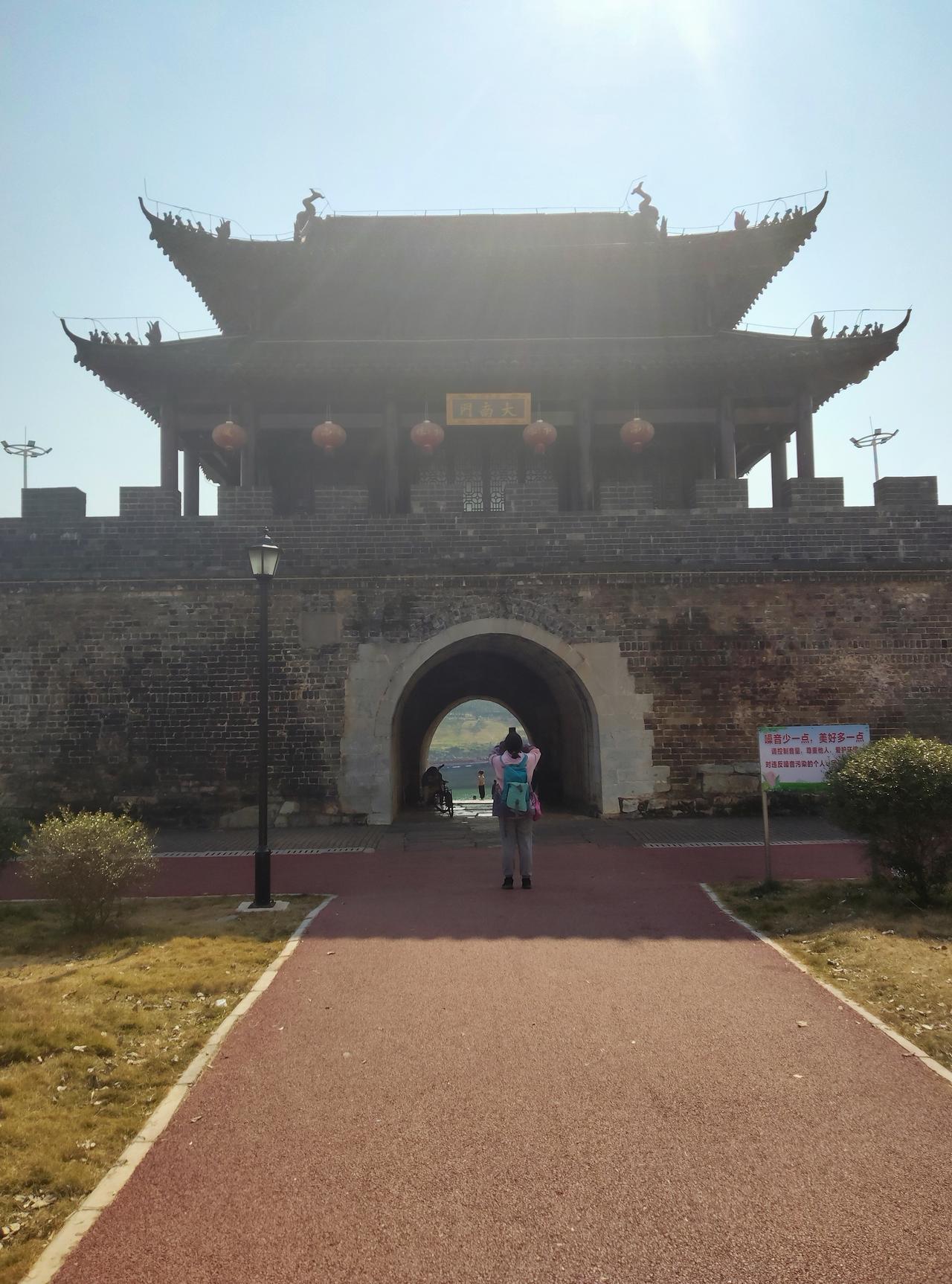 今天去滨江公园逛到了这座大禹门，老远就被这古色古香的城楼震住了！

青砖墙摸上去