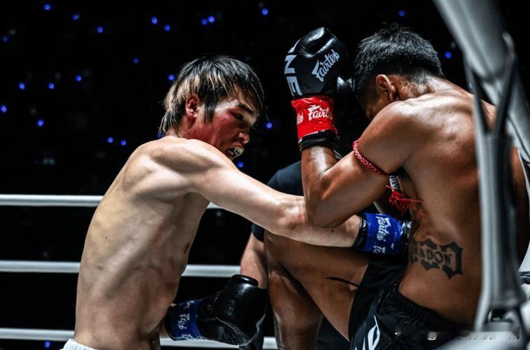 22岁周口小将刘梦阳52秒KO泰拳世界冠军

12月19日晚，泰国曼谷仑披尼竞技