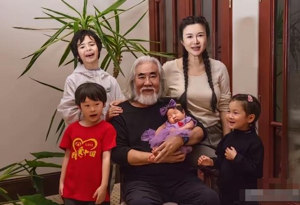 我真是想不明白了，大导演张纪中75岁了居然还同意妻子生孩子，他已经有4个孩子了还