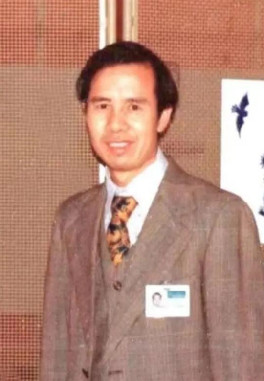 1985年11月，我国外交官何存峰乘坐美国客机飞往纽约，在飞行途中，何存峰去了一