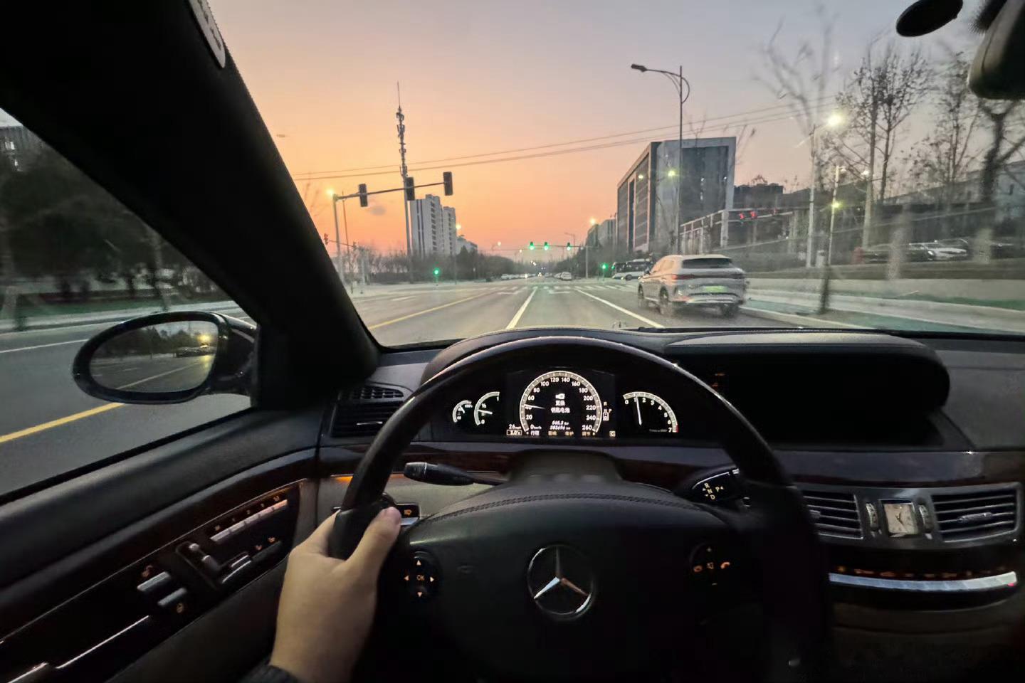 我发现个事儿，奔驰S的外观无论如何改款，都是绝对稳的基本盘，内饰反而是玩先锋突破