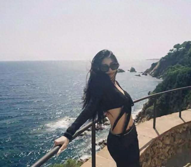 章子怡汪峰离婚后，21岁小苹果大变样，高挑身材露细腰似超模生母