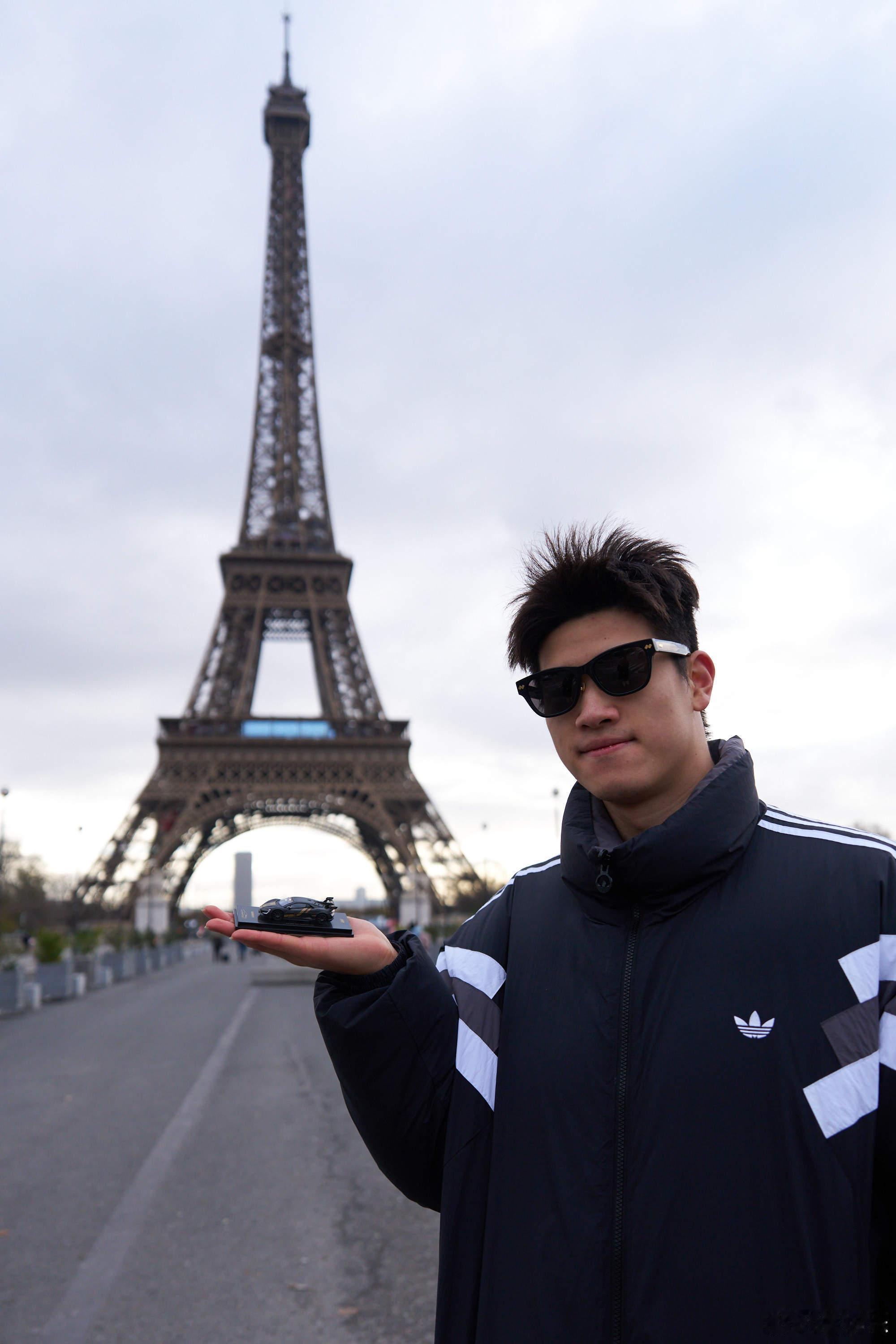 仰望u9车模 BV墨镜 阿迪羽绒服小乐乐全身代言回Paris