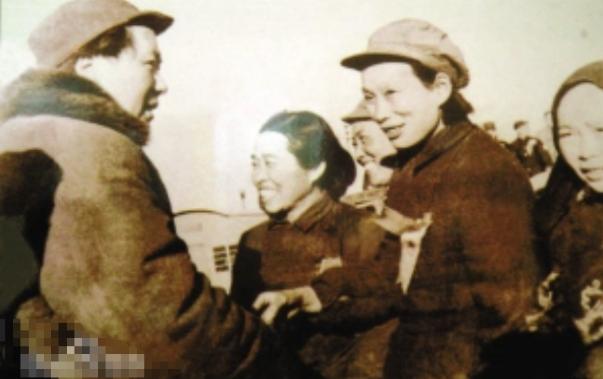 1949年毛主席接见妇女代表，见到一位后突然变脸：你竟然还活着？1949年，毛主