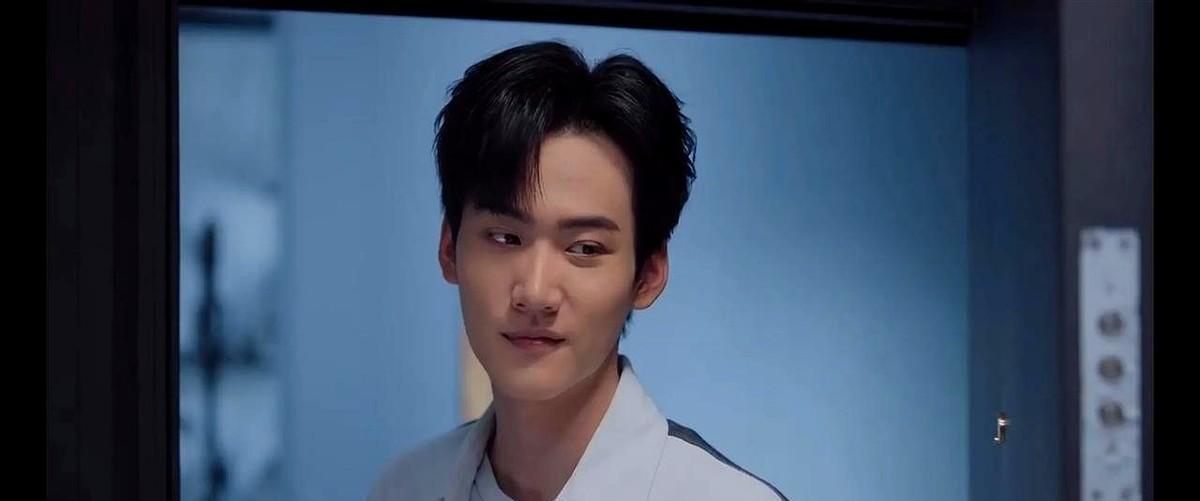 你握着他的手，掌心却在发烫。
这个人，父母口中的“错误选项”，朋友眼里的“不适合