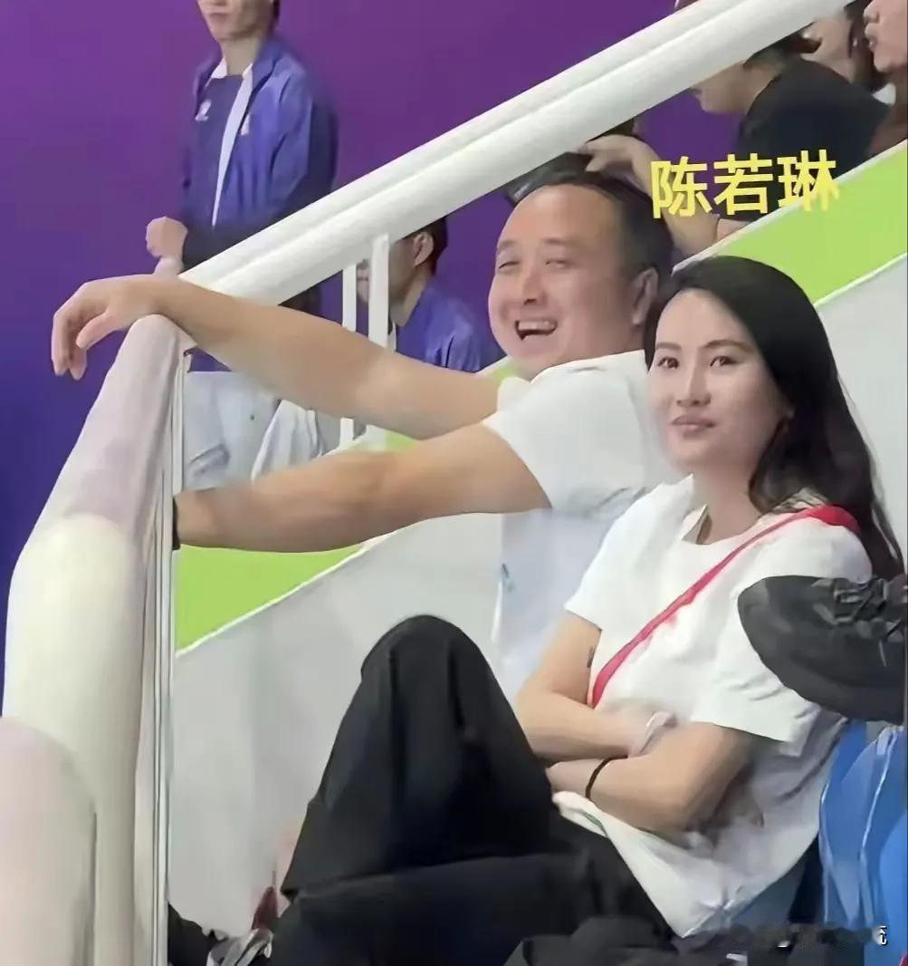 奥运冠军教练低调观赛，新人不陪反而结伴玩耍，背后藏着什么育人秘密。
陈若琳来广东