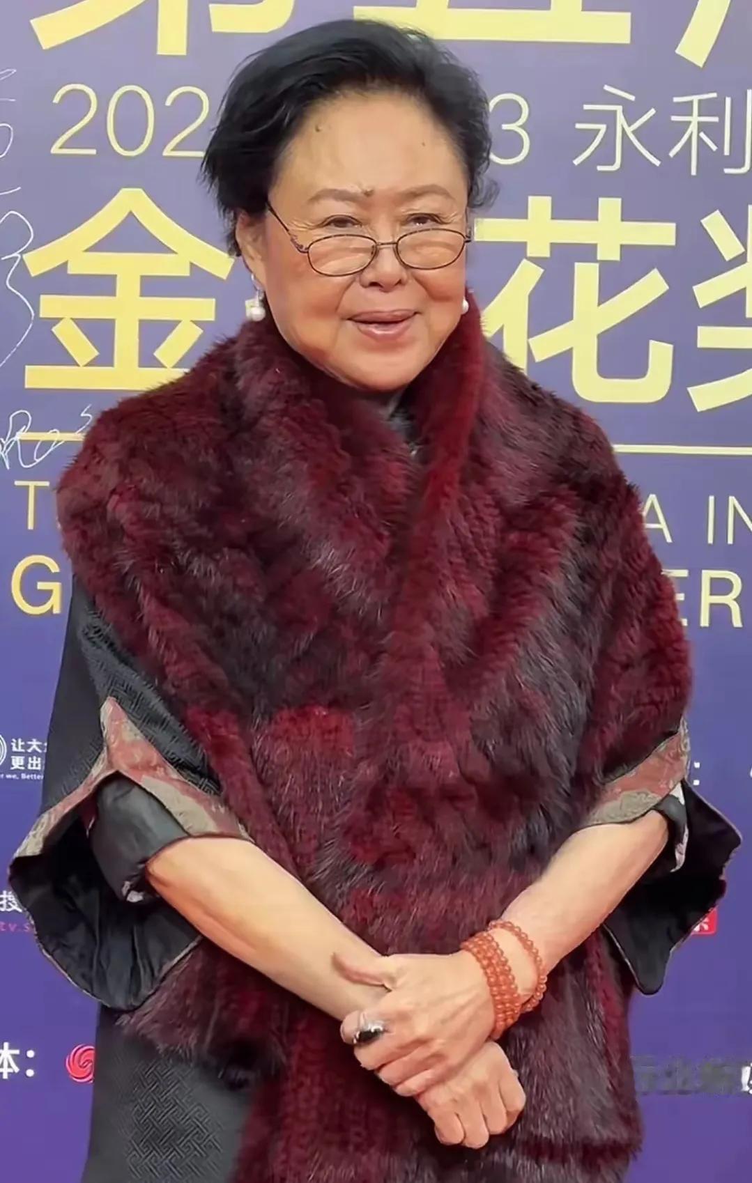 都是70多的同龄人，一个从年轻时就是老气横秋，一个70多了还谈爱情搞事业。刘晓庆
