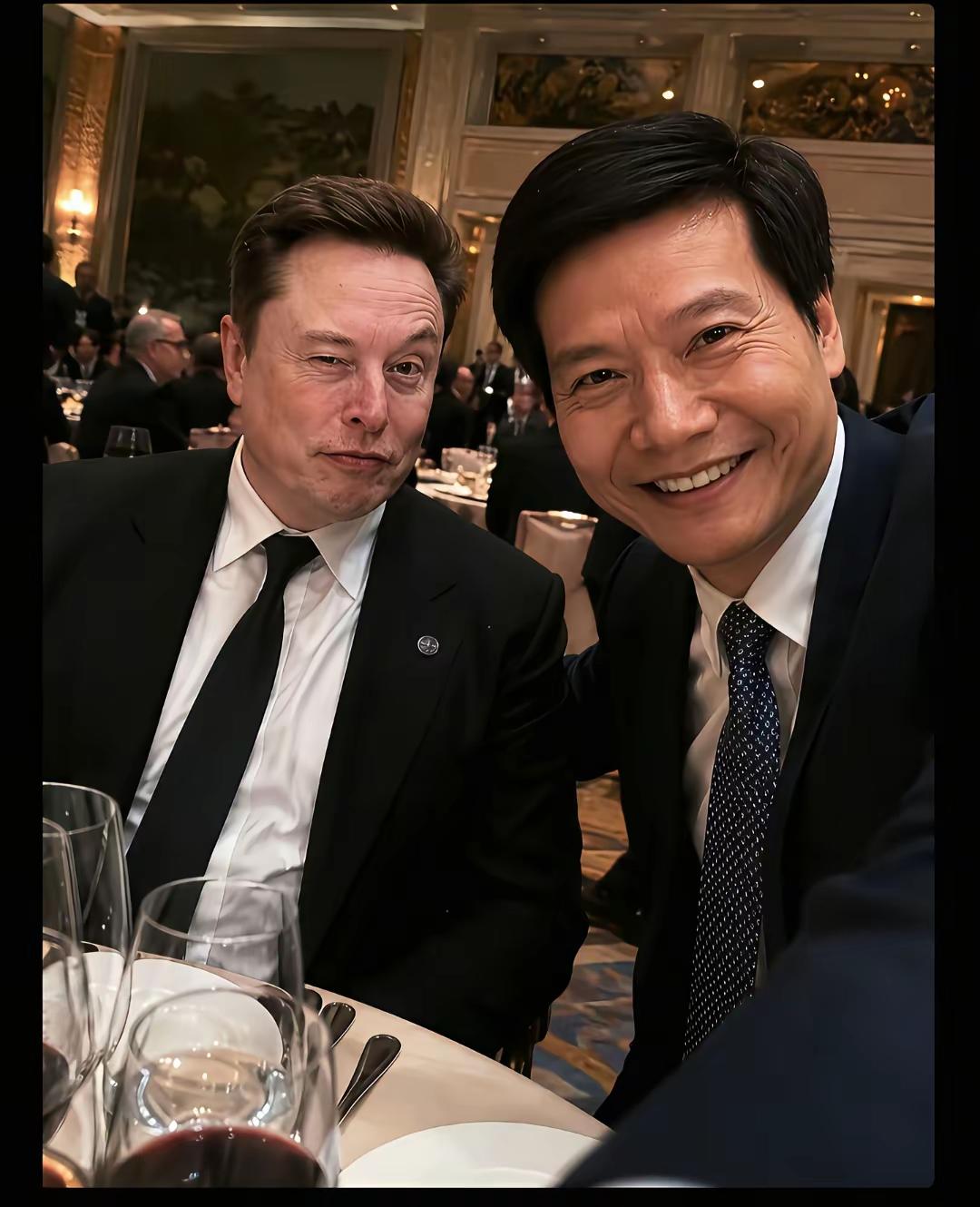 一张照片，两个视角，这可以写进年度饭局名场面了！ 

先给大家还原现场：特朗普访