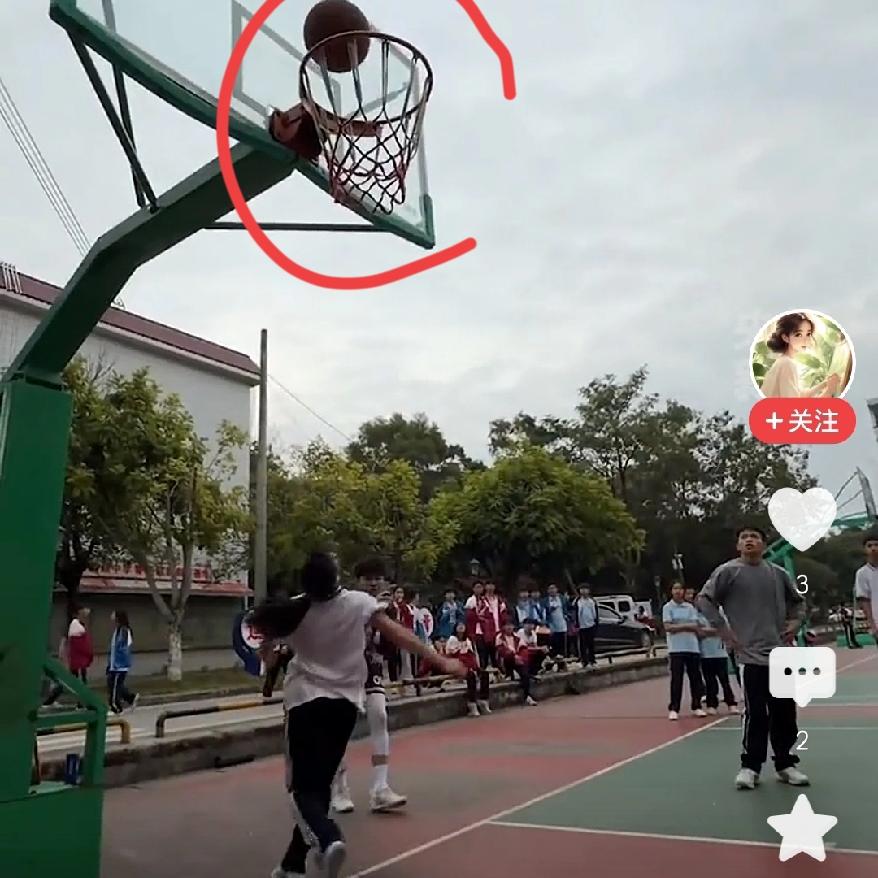 运动场上
这个女孩子
得吊打多少男生啊？别再用性别给运动设限了！

      