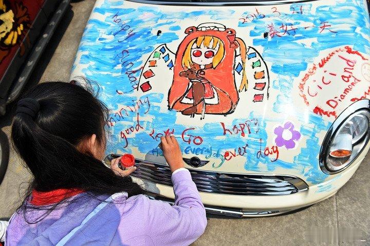 百名学生把杭州画在了车上 一场超有意义的手绘活动落地杭州。孩子们挥动画笔，将城市