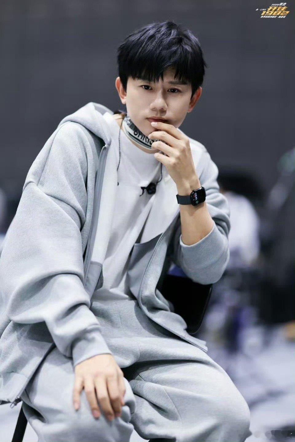 张杰粉丝有自己的年夜饭跨越山海赴一场音乐之约，星光为灯，歌声为宴，这是属于星星的