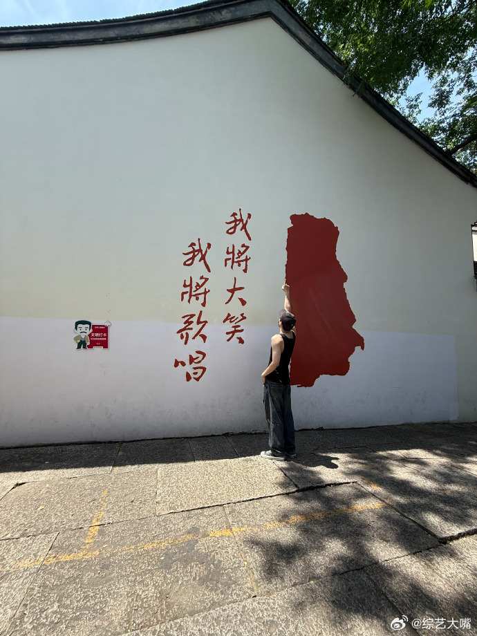张艺兴以初心传承风骨 以赤诚初心承载先辈风骨，张艺兴常怀谦卑致敬先贤。远离浮华喧