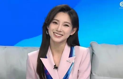 马凡舒又站上《星光大道》C位了！
同为央视新生代，李七月却在《乡土中国》里默默耕