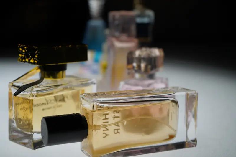 网上卖的香水小样真真假假，很难分辨。就拿淘宝来说，平台大、卖家多，香水小样有真有