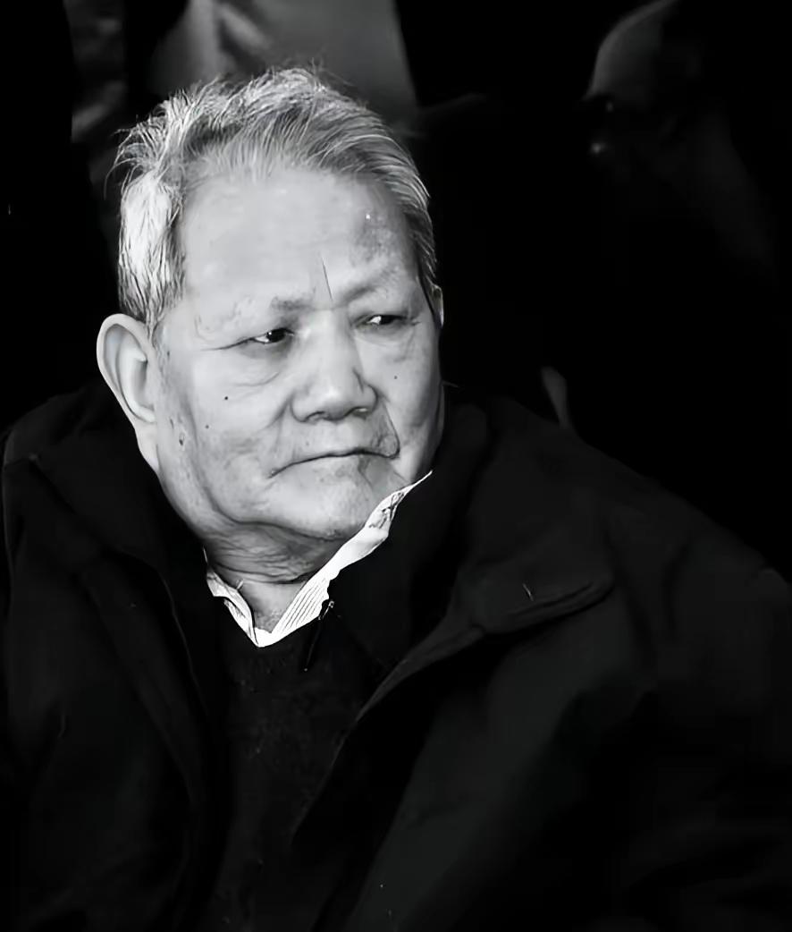 终于不再藏着掖着！
当年“借”字当头昧下教员墨宝的，正是

林铁。
 
那可不是