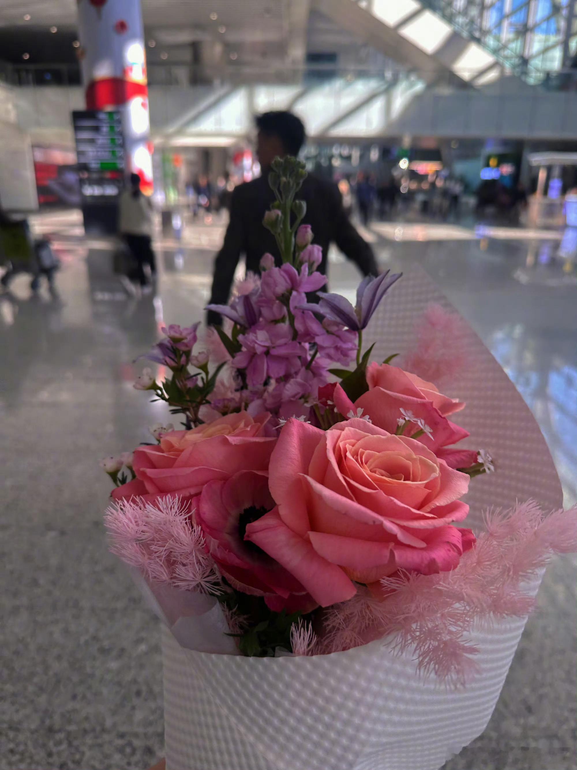 张馨予老公接机 ，现在觉得当他俩孩子肯定超级幸福[哇][哇] 