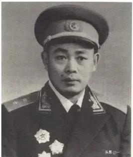 1949年6月的汉口民众乐园门口，刚解放的城市裹着热闹的烟火气。
四野45军副军