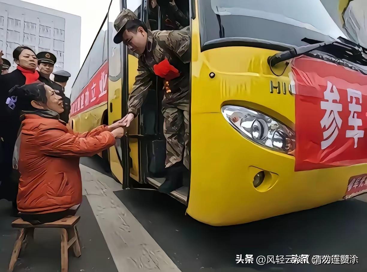 这一幕看得人瞬间泪目！
没有双腿的母亲，用小板凳撑起了最厚重的母爱。哪怕行动不便