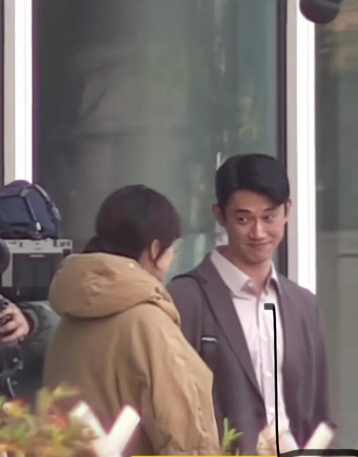 孙俪一件羽绒服穿14年，
小S一个包包背15年，
言承旭的车开开到报废才换，
这