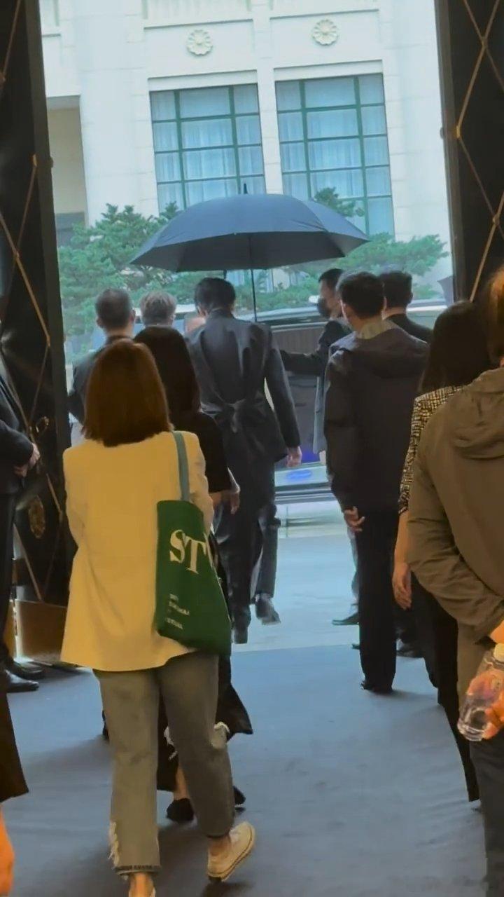 张凌赫张凌赫公主披风张凌赫蝴蝶结屁帘 张凌赫这个衣服背面完全是公主披风来的，还有