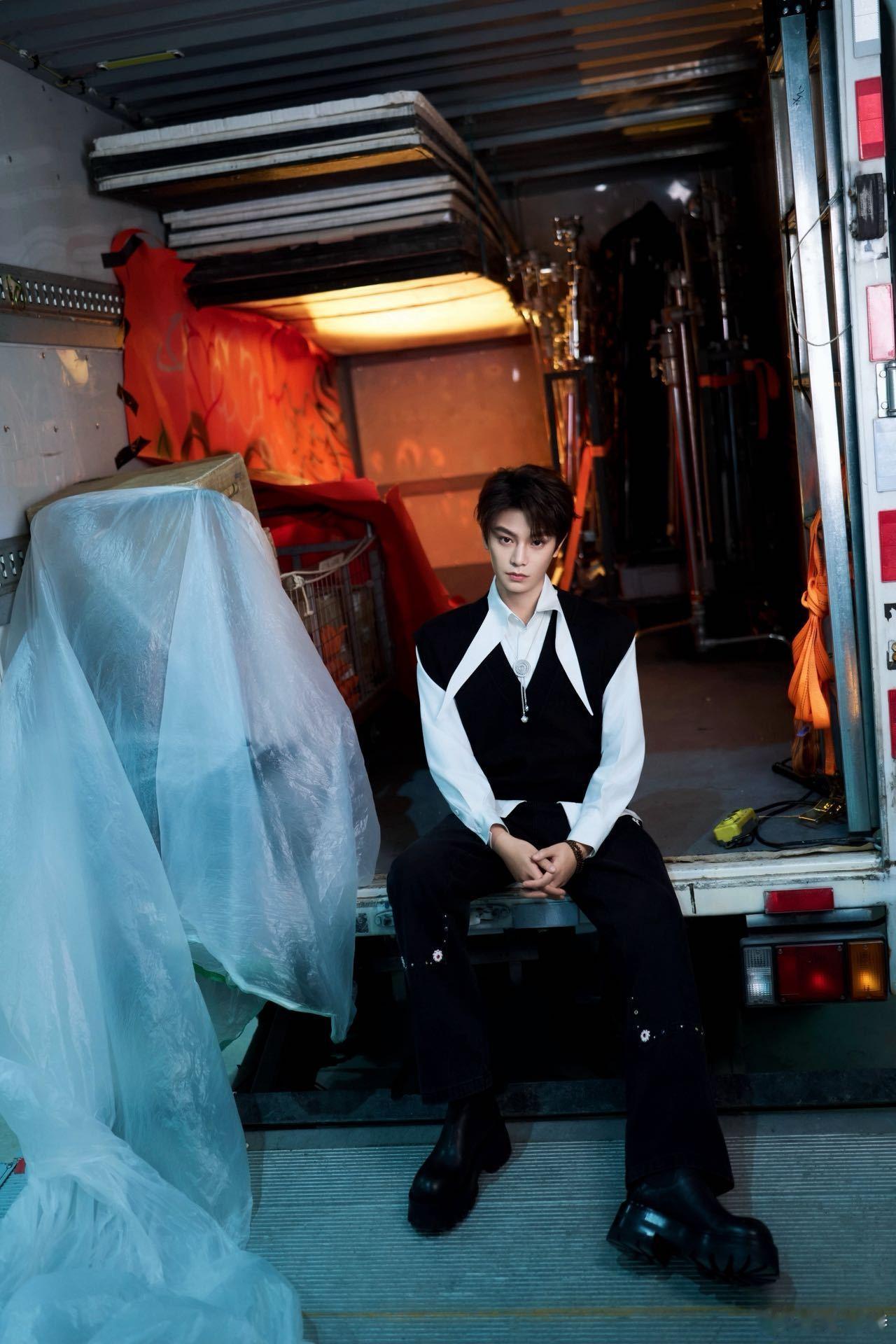 还以为丁禹兮办了个海选 丁禹兮跨年这波太有心了！四城全息合影活动现场，粉丝们从早