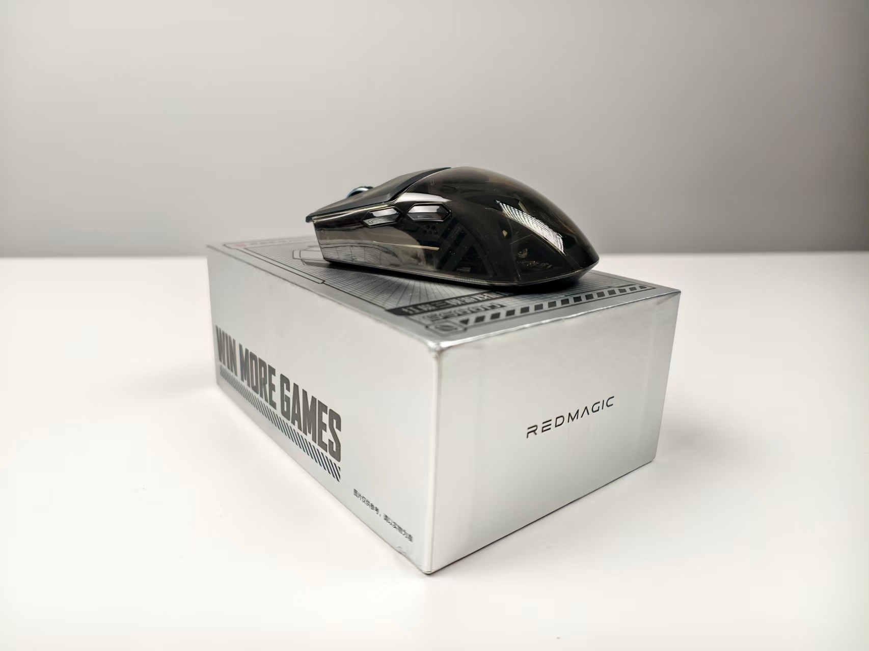 送游戏鼠标啦关注我并转发本条，我将从转发中抽一个幸运粉丝送出红魔三模游戏鼠标，测