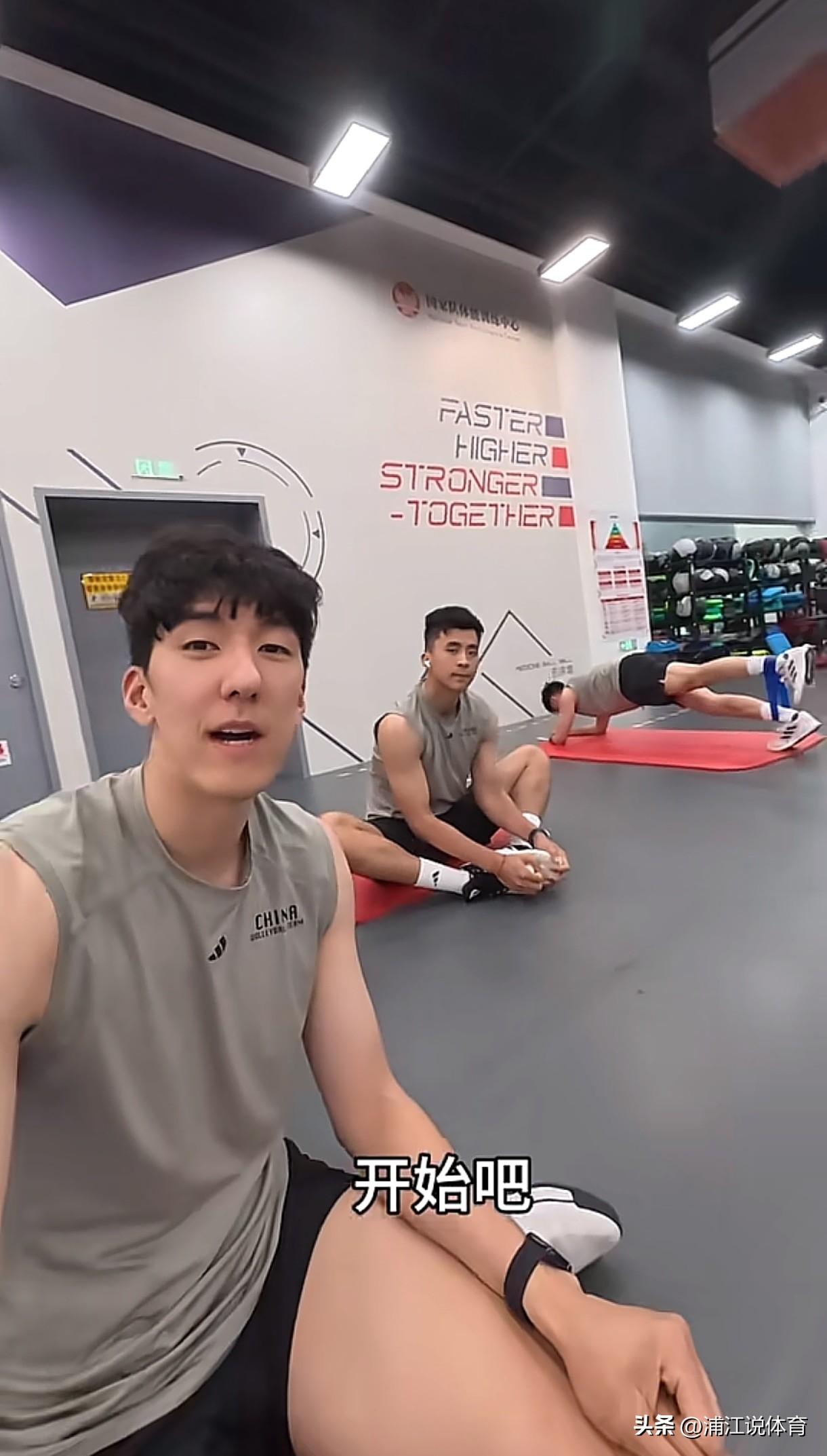 男版李盈莹。张哲嘉背后的张景胤被称为“男版李盈莹”，他或是拯救“外教”海宁的终极