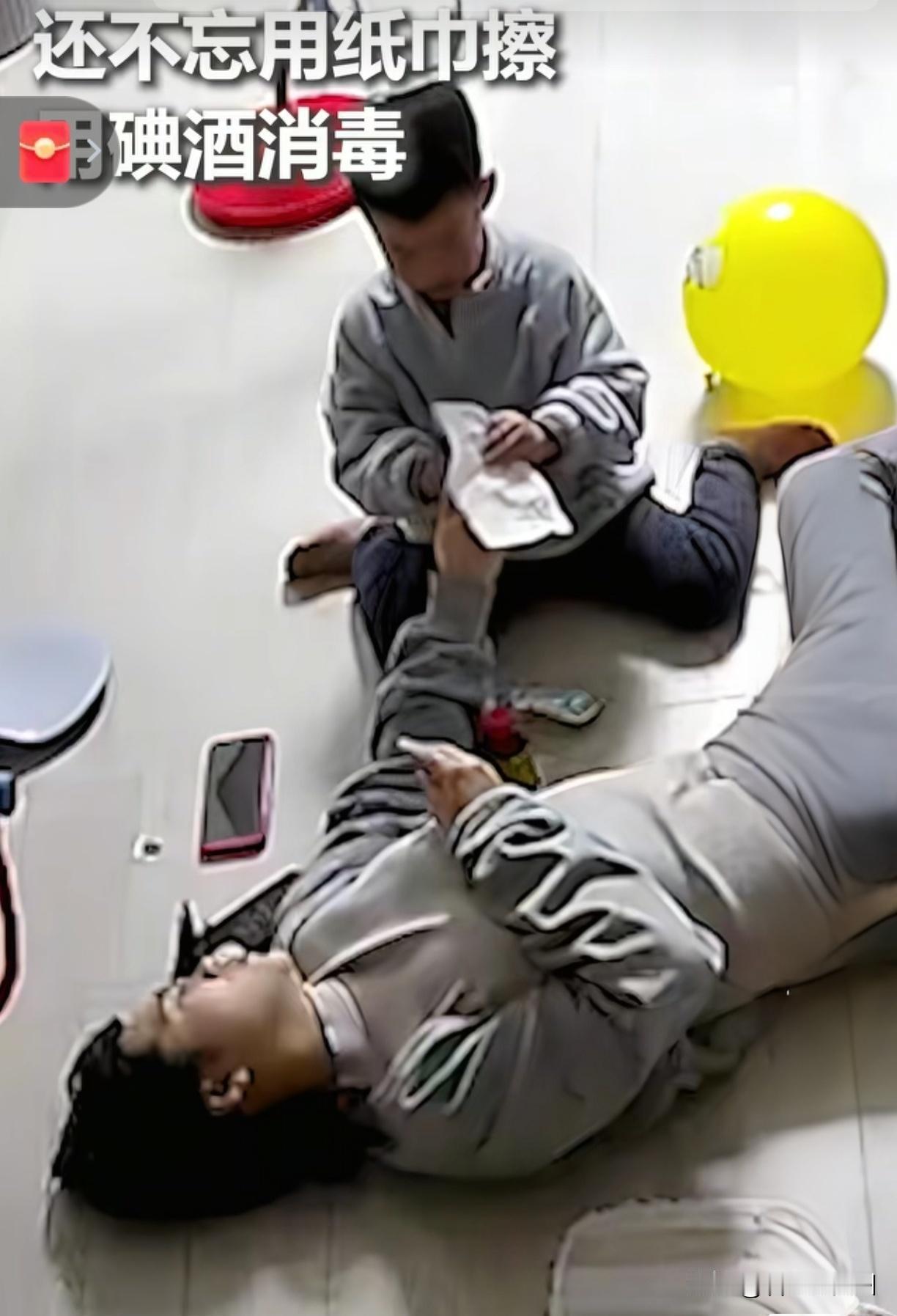 5岁男童边哭边救晕厥妈妈！监控全程记录，网友：泪崩了

你敢信吗？一个5岁孩子，