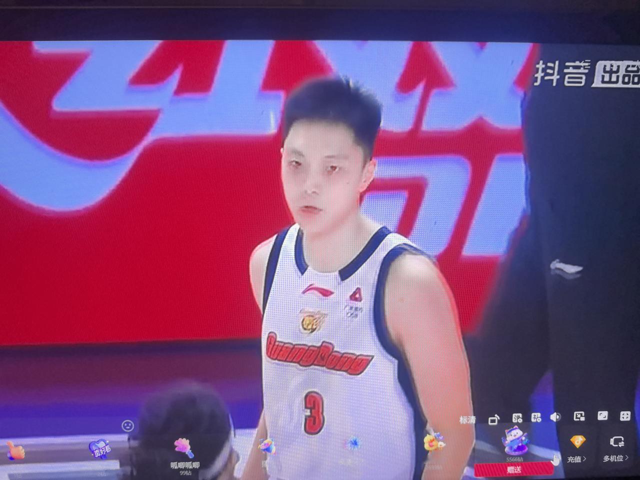 胡队今天状态来了！
作为MVP
作为广东宏远队头牌
越是凶险、艰难…
越是能超神