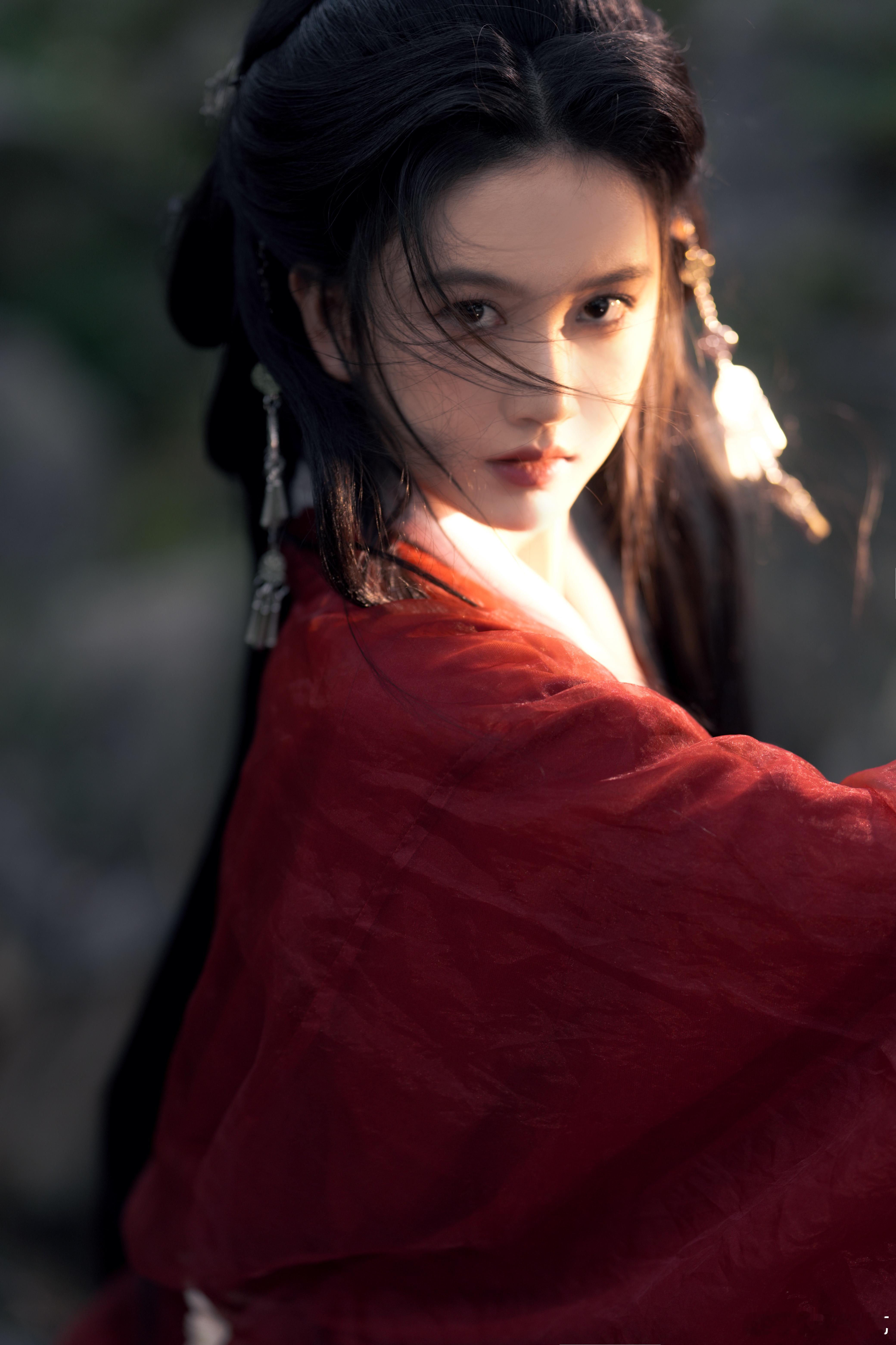 内娱破碎感赛道缺个林展如林展如红纱古风大片的破碎感直接封神！红绸翻飞抬眸那刻，眼