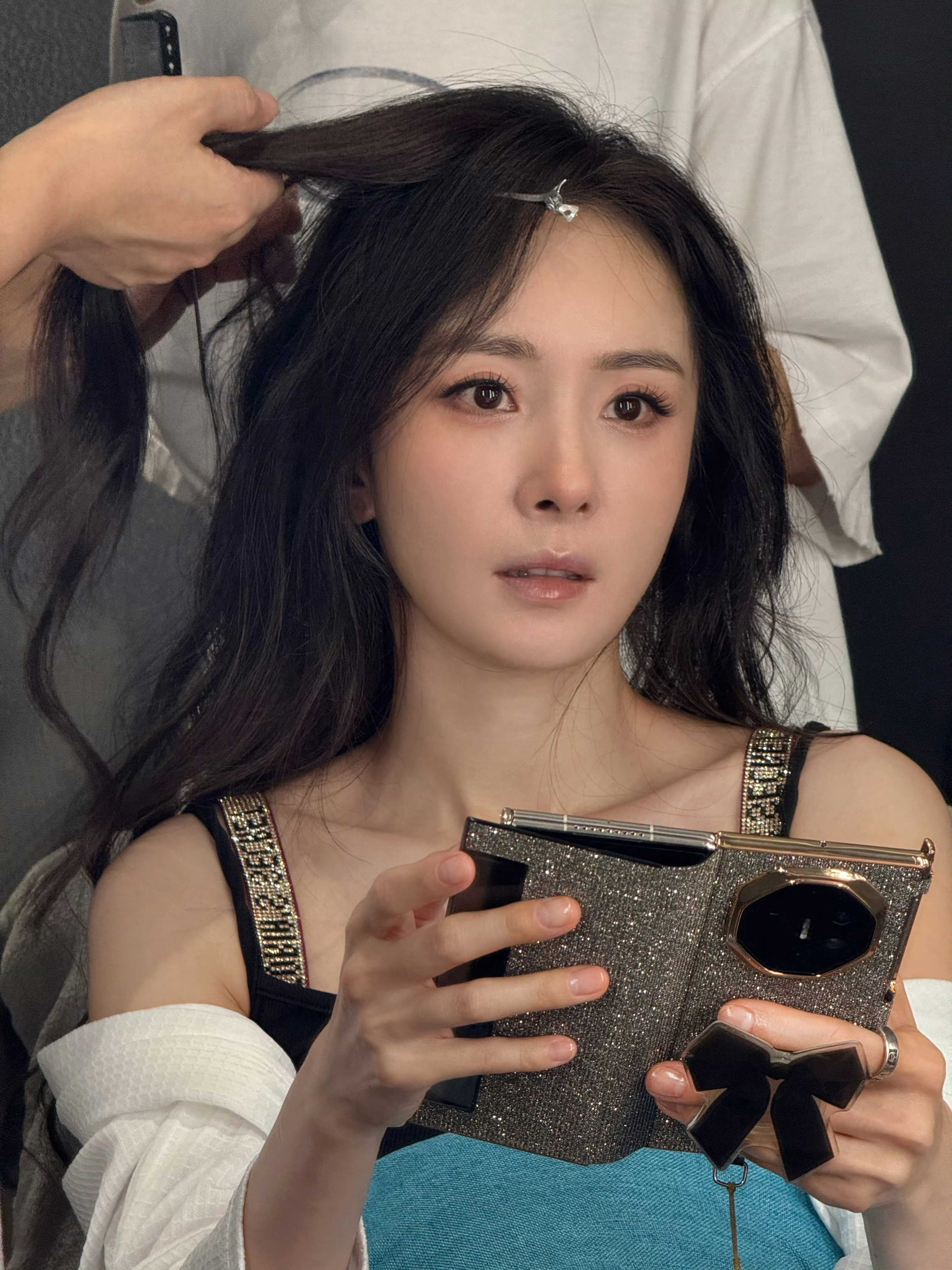 这张脸 这双手 手指 此女为什么如此完美... ​​​