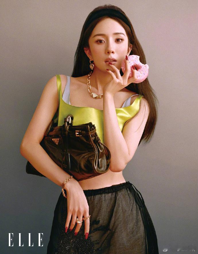 杨幂杂志腹肌杨幂超绝腰部线条 自律造就好体态，杨幂杂志大片腰腹状态绝佳，超绝腰部