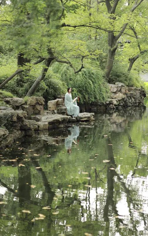这首《七绝•光阴静好》着实将岁月的闲适与诗意精准把握。“花开叶落度红尘”，瞬间勾