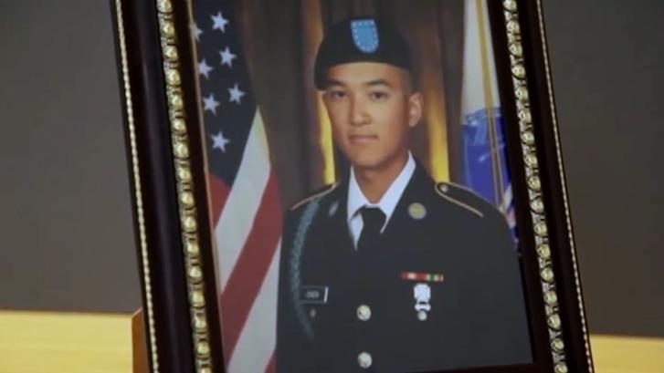 年仅19岁的美国华裔士兵陈宇晖。只因洗澡忘关水龙头，被美国军官拖到石子路上，背部