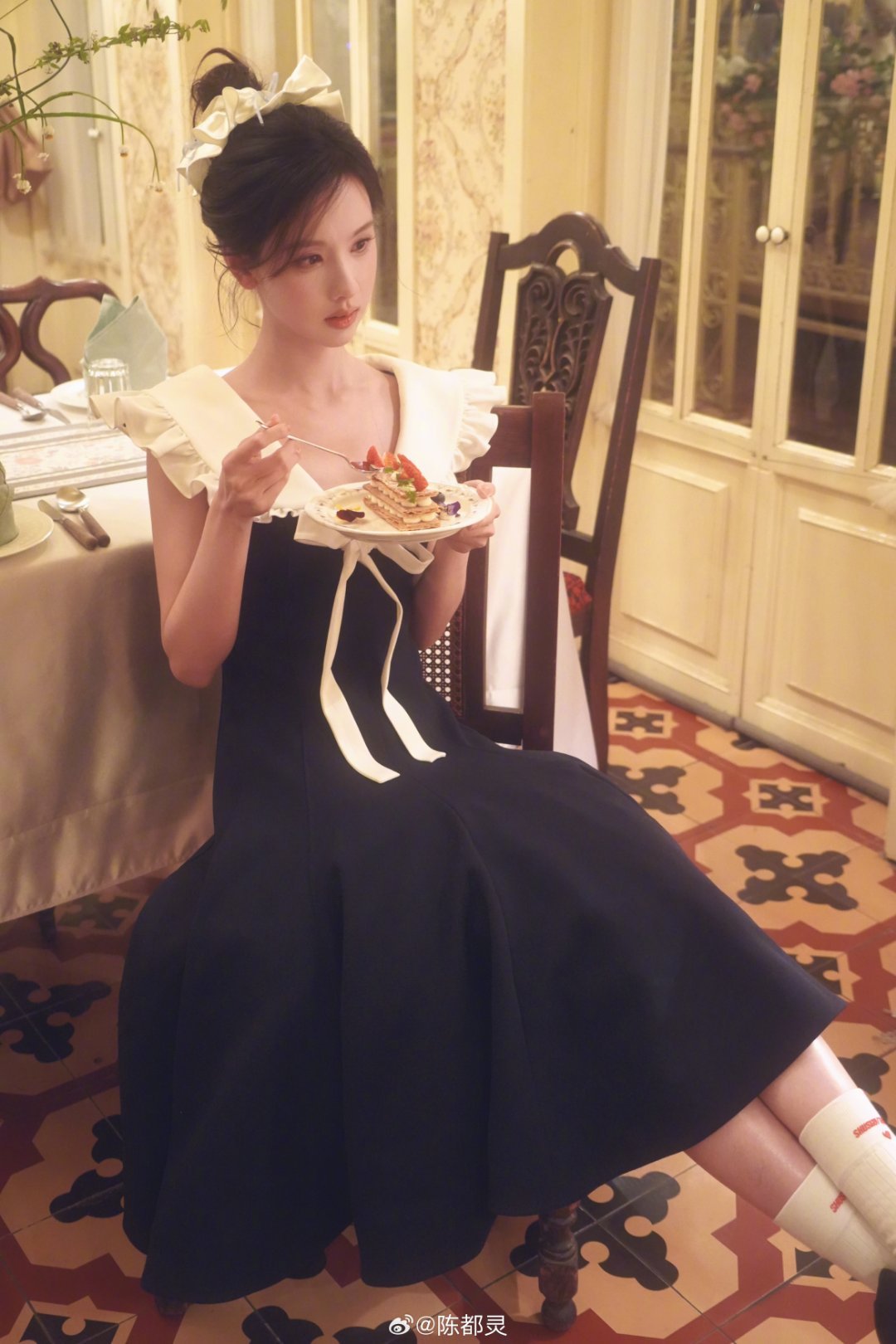 陈都灵 算姐姐没用 被粉丝问“不再依赖你算长大吗”，她愣了下，然后笑着回“算姐姐