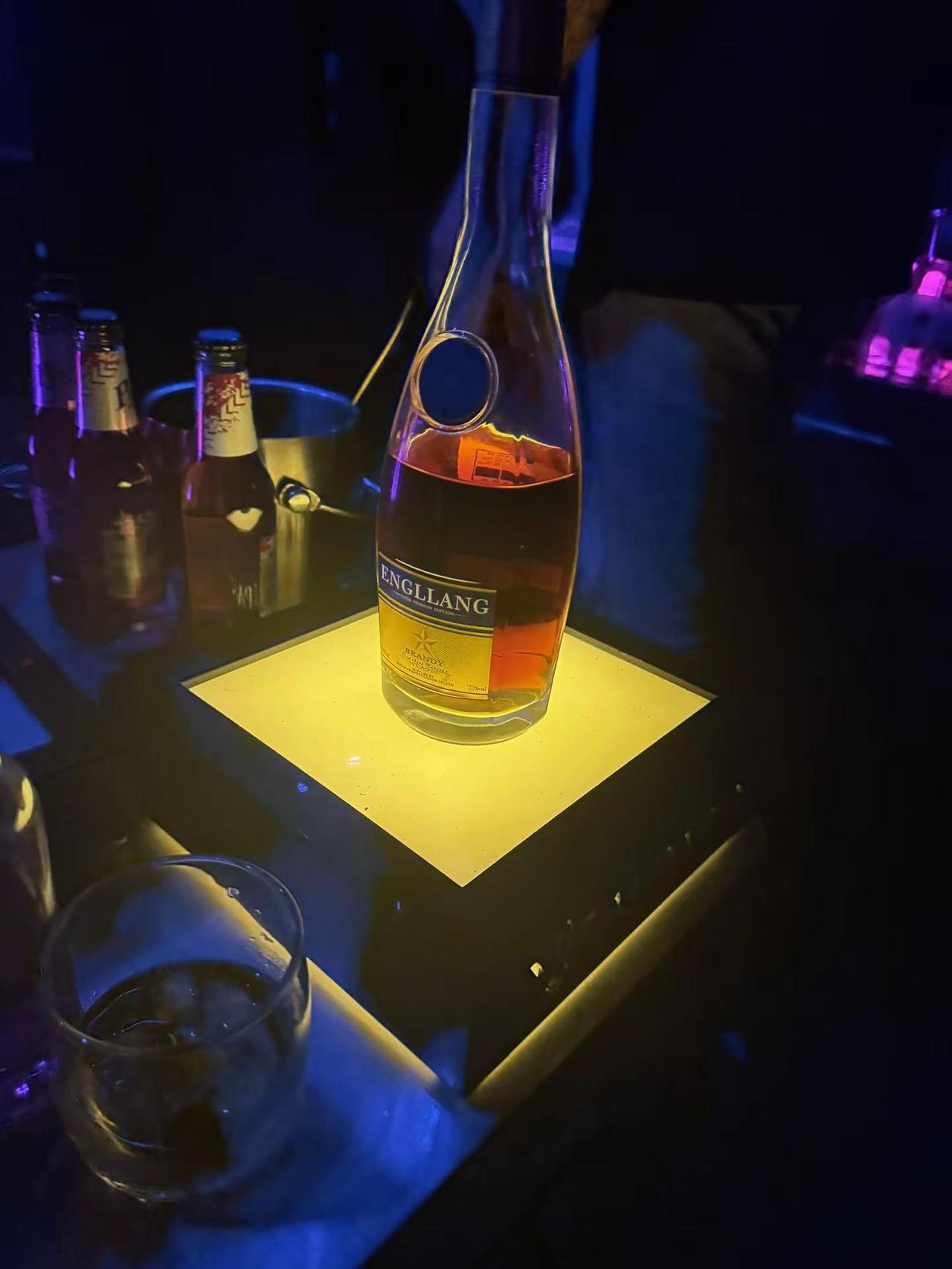 喝酒就喝酒 你们别总提她 我喝不过你们 也忘不了她洋酒怎么喝