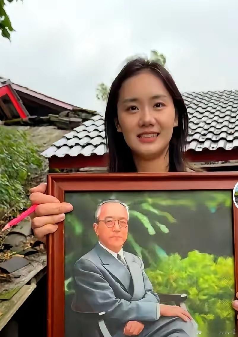最近刷到个怪事，一群自称美院的姑娘，人手一张胡适的画像，站姿都一模一样。镜头前，